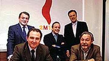 DE IZQUIERDA A DERECHA: Sentados: Feliciano Mayoral (Director General), Eduardo Ayuso (Director de Promoción Deportiva). De pie: José Ramón Díez (Director de Comunicación), Alfonso Hernández (Director Financiero), Emilio de Andrés (Director de Información).