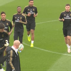 ¡Bueno, bueno, bueno! Courtois siendo Neymar con esta 'lambretta' delante de Hazard