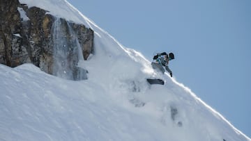 Núria Castán saltando un pequeño cortado en una montaña durante el FWT