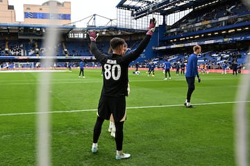 El portero del Chelsea Kepa Arrizabalaga ha querido homenajear al 'Txopo' Iribar. El portero vasco salió en el calentamiento del partido del Chelsea frente al Leeds con una camsieta negra con el nombre de Iribar y con el número 80.