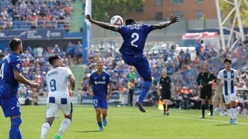 GETAFE (MADRID), 22/09/2024.-El defensa de Togo del Getafe Djené Dakonam y el delantero del Leganés Miguel De la Fuente, durante el partido de la jornada 6 de LaLiga contra el Getafe, este domingo en el Estadio Coliseum en Getafe.-EFE/ Zipi Aragón