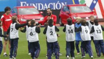 FELICIDAD. Tiago y Arda hicieron felices a los alevines presentes del ‘Volkswagen Junior Masters’. En la imagen, estos le cantaban el ‘Arda Turan, Arda Turan, Arda Turan’.