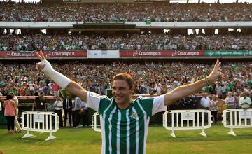 El verano de 2015 lleg¨® el momento que Joaqu¨ªn m¨¢s esperaba, su regreso al Real Betis. Con 34 a?os y manteniendo un buen nivel de juego y de forma, pidi¨® a la Fiorentina el traspaso al Betis, y ambos clubes llegaron a un acuerdo por 1 mill¨®n de euros y el del Puerto regres¨® al Betis donde fue presentado ante m¨¢s de 20.000 personas en el Villamar¨ªn.