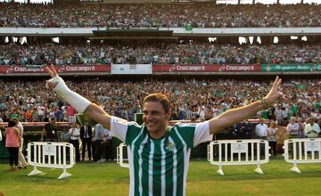 El verano de 2015 llegó el momento que Joaquín más esperaba, su regreso al Real Betis. Con 34 años y manteniendo un buen nivel de juego y de forma, pidió a la Fiorentina el traspaso al Betis, y ambos clubes llegaron a un acuerdo por 1 millón de euros y el del Puerto regresó al Betis donde fue presentado ante más de 20.000 personas en el Villamarín.