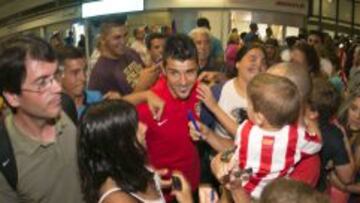 GRAN RECIBIMIENTO. Villa, Courtois y Diego Costa fueron de los más solicitados ayer a la llegada del Atlético al aeropuerto de Gran Canaria.