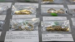 Joyas de oro que componen alguno de los lotes de los objetos perdidos que subasta el Ayuntamiento de Madrid, a 5 de octubre de 2022, en Madrid (España). Joyas de oro, relojes, gafas de sol de marca, bisutería, instrumentos musicales, bolígrafos y plumas son algunos de los más de 2.000 objetos perdidos que el Ayuntamiento de Madrid va a subastar del 5 al 19 de octubre después de estar más de dos años depositados en la Oficina de Objetos Perdidos y en el Almacén de Villa sin ser retirados por sus dueños Las piezas están agrupadas en 729 lotes y el precio de salida de los lotes será desde dos euros y el importe final que se obtenga de su venta se ingresará en la Tesorería Municipal para financiar gastos del presupuesto municipal. Aunque los lotes se pueden ver de forma presencial, la subasta se realizará online a través de la página www.salaretiro.com. En ella, los interesados pueden obtener información con las imágenes y descripción y estado de conservación de las piezas de los lotes.
05 OCTUBRE 2022;OBJETOS PERDIDOS;SUBASTA;
Europa Press
05/10/2022