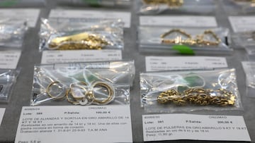 Joyas de oro que componen alguno de los lotes de los objetos perdidos que subasta el Ayuntamiento de Madrid, a 5 de octubre de 2022, en Madrid (Espa?a). Joyas de oro, relojes, gafas de sol de marca, bisuter¨ªa, instrumentos musicales, bol¨ªgrafos y plumas son algunos de los m¨¢s de 2.000 objetos perdidos que el Ayuntamiento de Madrid va a subastar del 5 al 19 de octubre despu¨¦s de estar m¨¢s de dos a?os depositados en la Oficina de Objetos Perdidos y en el Almac¨¦n de Villa sin ser retirados por sus due?os Las piezas est¨¢n agrupadas en 729 lotes y el precio de salida de los lotes ser¨¢ desde dos euros y el importe final que se obtenga de su venta se ingresar¨¢ en la Tesorer¨ªa Municipal para financiar gastos del presupuesto municipal. Aunque los lotes se pueden ver de forma presencial, la subasta se realizar¨¢ online a trav¨¦s de la p¨¢gina www.salaretiro.com. En ella, los interesados pueden obtener informaci¨®n con las im¨¢genes y descripci¨®n y estado de conservaci¨®n de las piezas de los lotes.
05 OCTUBRE 2022;OBJETOS PERDIDOS;SUBASTA;
Europa Press
05/10/2022