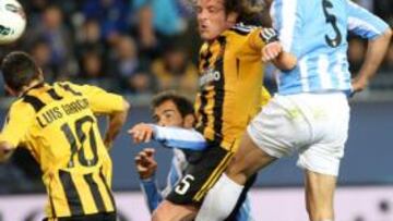 <b>EL TERCERO. </b>Demichelis superó a Lanzaro y conectó un cabezazo que supuso el 3-1 del Málaga.