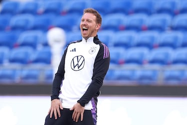 El seleccionador nacido en Landsberg am Lech, una pequeña ciudad de Baviera al sur de Alemania, por ser el seleccionador de Alemania percibe 4,8 millones de euros.