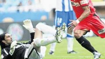 <b>EL EMPATE. </b>Renato igualó el encuentro de cabeza. Luego, Kanouté culminaría la remontada del Sevilla.