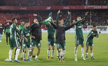 Los jugadores del Betis celebran la victoria por 3-5 al Sevilla en el derbi andaluz.