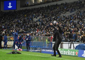 0-3. Diego Simeone celebra el tercer gol de Rodrigo de Paul.