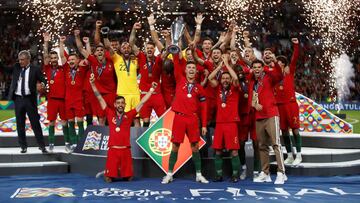 Soccer Football - UEFA Nations League Final - Portugal v Netherlands - Estadio do Dragao, Porto, Portugal - June 9, 2019  Portugal&#039;s Cristiano Ronaldo and team mates celebrate winning the UEFA Nations League Final with the trophy          Action Images via Reuters/Carl Recine