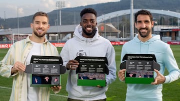 I&ntilde;igo Mart&iacute;nez, Williams y Ra&uacute;l Garc&iacute;a, con los calcetines solidarios 