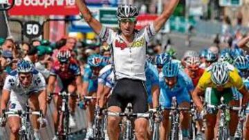 <b>EL MEJOR. </b>Hincapié cruza la línea de meta con los brazos en alto tras sorprender en los últimos metros.