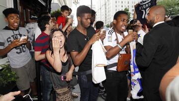 Los fans esperan d&iacute;a y noche al equipo en su hotel.
 