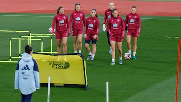 LAS ROZAS, 26/11/2024.- La selección femenina de fútbol se entrena en una sesión abierta al público y solidaria con los afectados por la dana, este martes en Las Rozas (Madrid). EFE/Zipi Aragón