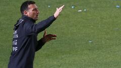 SAN JUAN, ARGENTINA - NOVEMBER 16: Head coach of Argentina Lionel Scaloni gestures during a match between Argentina and Brazil as part of FIFA World Cup Qatar 2022 Qualifiers at San Juan del Bicentenario Stadium on November 16, 2021 in San Juan, Argentina. (Photo by Marcos Brindicci/Getty Images)