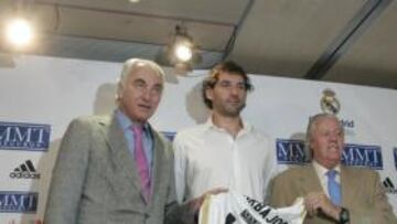 <b>QUINTO REFUERZO. </b>Garbajosa posa con su camiseta junto a Clyfford Luyk y Emiliano Rodríguez.