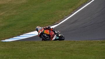 Red Bull KTM rider Miguel Oliveira of Portugal powers his machine during the Moto2-class Grand Prix of the Australian MotoGP Grand Prix at Phillip Island on October 22, 2017. / AFP PHOTO / PAUL CROCK / -- IMAGE RESTRICTED TO EDITORIAL USE - STRICTLY NO COMMERCIAL USE --