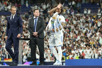 Marcelo levanta el trofeo de la Champions.