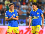 Igor Lichnovsky and Ramon Juarez of America during the Quarterfinals first leg match between Pachuca and America as part of the Torneo Clausura 2024 Liga BBVA MX at Hidalgo Stadium on May 08, 2024 in Pachuca, Hidalgo, Mexico.