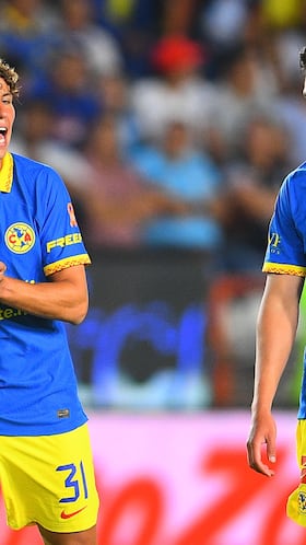 Igor Lichnovsky and Ramon Juarez of America during the Quarterfinals first leg match between Pachuca and America as part of the Torneo Clausura 2024 Liga BBVA MX at Hidalgo Stadium on May 08, 2024 in Pachuca, Hidalgo, Mexico.