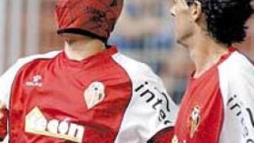 <b>DOBLETE. </b>Úbeda marcó dos goles y se puso la careta de Spiderman para celebrarlo.