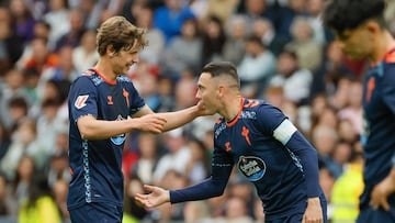 Fer López y Iago Aspas celebran un gol del Celta contra el Real Madrid en el Santiago Bernabéu.