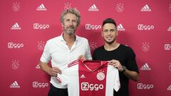 Ocampos posa como nuevo jugador del Ajax.