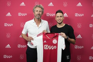 Ocampos posa como nuevo jugador del Ajax.