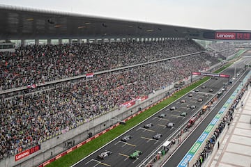 Vista general de la recta de salida del circuito de Shangh¨¢i. Los pilotos ya preparados para el inicio de la carrera.