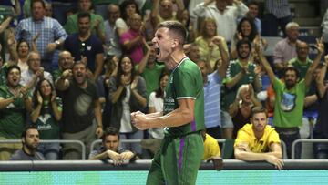 Nemanja Nedovic, jugador del Unicaja, celebra una canasta ante el Iberostar Tenerife.