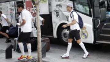 En la llegada al hotel AC Palacio de Santa Paula, la expedición blanca fue acogida por un millar de aficionados, que esperaban para fotografiar a sus ídolos.