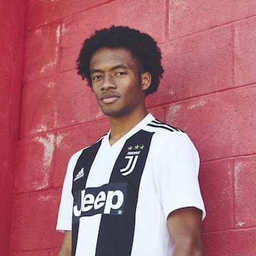 Así será la camiseta principal de la Juventus. Cuadrado todavía no ha elegido número luego de cederle la 7 a Cristiano Ronaldo. El color blanco predomina más sobre el negro 