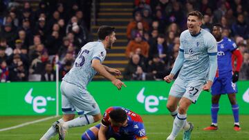 Soccer Football - Premier League - Crystal Palace v AFC Bournemouth - Selhurst Park, London, Britain - December 6, 2023 AFC Bournemouth's Marcos Senesi celebrates scoring their first goal with Illya Zabarnyi Action Images via Reuters/Andrew Couldridge NO USE WITH UNAUTHORIZED AUDIO, VIDEO, DATA, FIXTURE LISTS, CLUB/LEAGUE LOGOS OR 'LIVE' SERVICES. ONLINE IN-MATCH USE LIMITED TO 45 IMAGES, NO VIDEO EMULATION. NO USE IN BETTING, GAMES OR SINGLE CLUB/LEAGUE/PLAYER PUBLICATIONS.