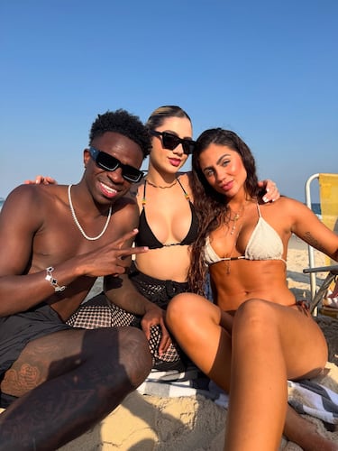 Vinicius Jr hits the beach with friends: the rich and famous on vacation