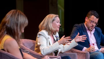 La presidenta del Banco Europeo de Inversiones (BEI), Nadia Calviño (C), junto al periodista Guillermo Lerma (D) y la periodista Ana Pardo de Vera (I), durante un desayuno en el Ateneo de Madrid, a 9 de junio de 2025, en Madrid (España). El Ateneo de Madrid organiza los Desayunos del Ateneo con el objetivo de crear un espacio de encuentro con líderes y personalidades relevantes de la sociedad, la cultura y la política españolas.
09 JUNIO 2025
Alberto Ortega / Europa Press
09/06/2025