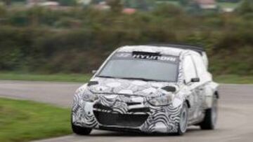 El Hyundai i20 WRC, durante los test de preparación de su asalto al Mundial.