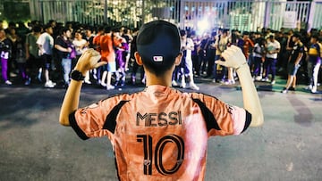 Un fan de Lionel Messi espera su llegada en los alrededores del hotel donde se hospedera la plantilla del Inter Miami.