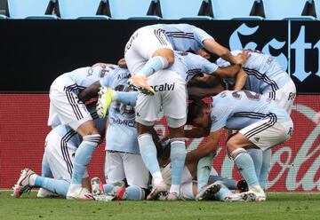 El jugador del Celta, Iago Aspas, celebra el 2-2 al Barcelona con sus compañeros. 