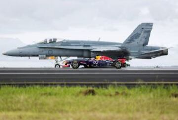 El piloto del equipo Red Bull, Daniel Ricciardo, en la base de la Royal Australian Air Force retó a un avión de combate F/A-18 Hornet.