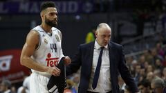 Jeff Taylor y Pablo Laso, durante un partido del Real Madrid.