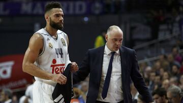 Jeff Taylor y Pablo Laso, durante un partido del Real Madrid.