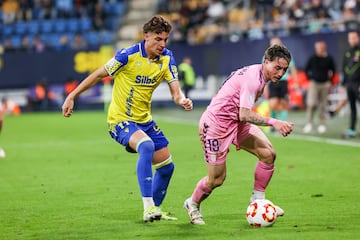 Iván Alejo en el encuentro de ayer de la Copa del Rey junto a Joel Jorquera, del Eldense.