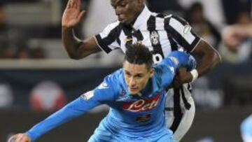 Jose Callejón disputa por el balón con Paul Pogba