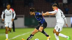 Independiente del Valle's Argentine forward Lautaro Diaz (L) and Melgar's Argentine midfielder Martin Perez vie for the ball during the Copa Sudamericana football tournament semifinal first leg match between Independiente del Valle and Melgar, at the Rodrigo Paz Delgado (LDU) stadium in Quito, on August 31, 2022. (Photo by Rodrigo BUENDIA / AFP)