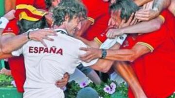 <b>TITÁN. </b>Juan Carlos Ferrero se abraza con sus compañeros tras ganar el punto decisivo ante el alemán Beck, en estos cuartos de final de Copa Davis celebrados en Marbella.