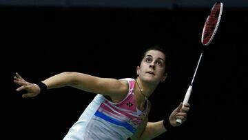 Carolina Marín devuelve el volante durante un partido del Perodua Malaysia Masters 2018.