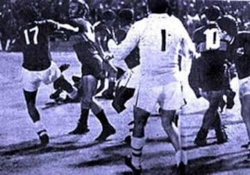 En el año de 1971 se vivió una de las peleas más recordadas en la historia de la Copa Libertadores. Jugadores argentinos y peruanos se encontraron en una campal que al final terminó con 19 elementos expulsados y 10 detenidos que salieron de la cárcel horas después.